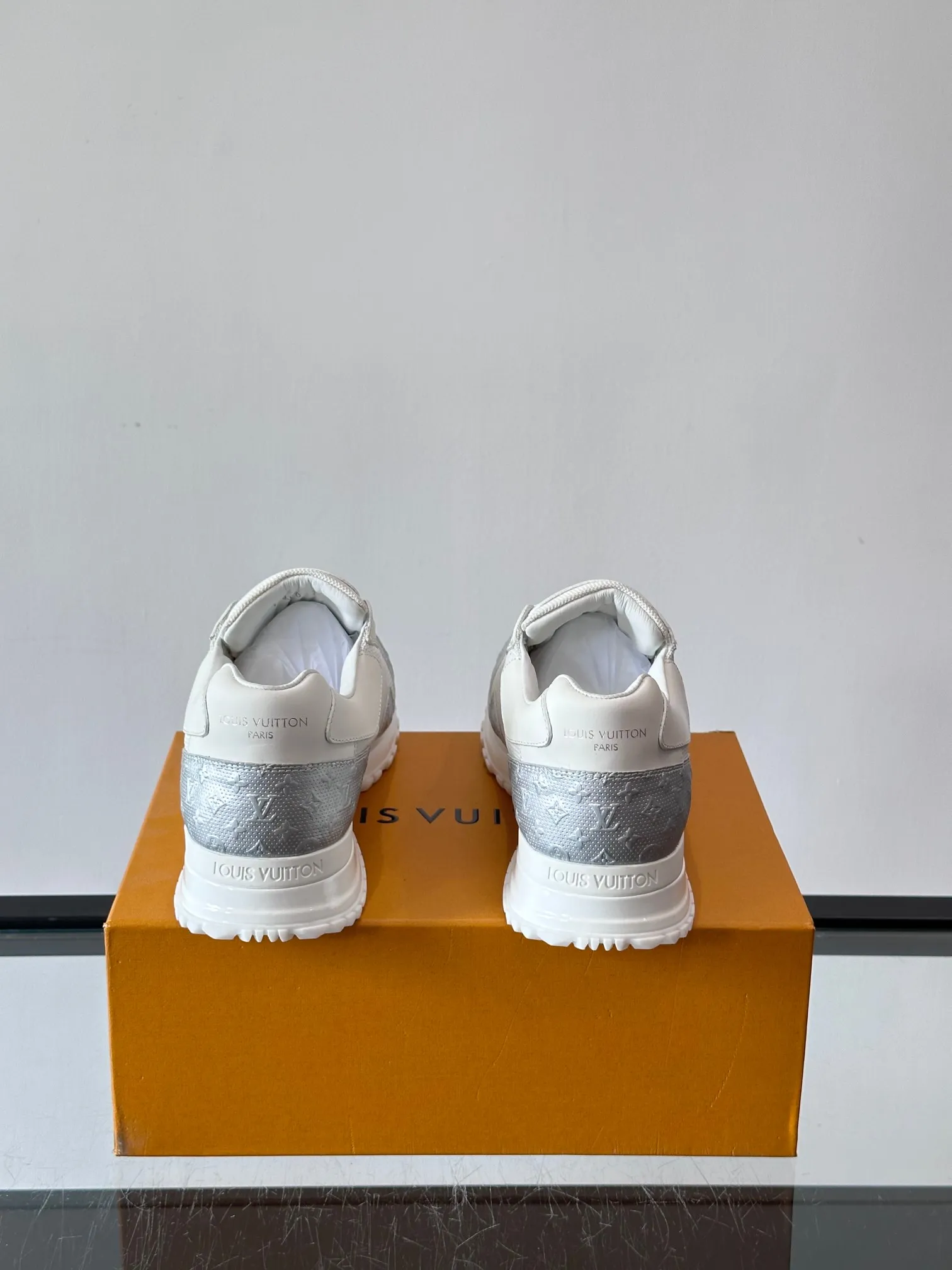 Men's Men's Shoes 💰500 [New Style] 🐡🐡LV🆕RUN AWAY sneakers, this Run Away sneaker is made of first-layer cowhide leather and breathable original material. The wedge-shaped rubber outsole continues the running shoe design, embellished with Monogram flowers, the L V letter is marked on the tongue, and the Louis Vuitton Paris logo is embellished on the back. Paired with brand logo cotton feet, the mesh lining and heel are spliced ​​and wrapped in cowhide, making the upper foot comfortable and breathable! size: 39-44 (38.45.46 customized)